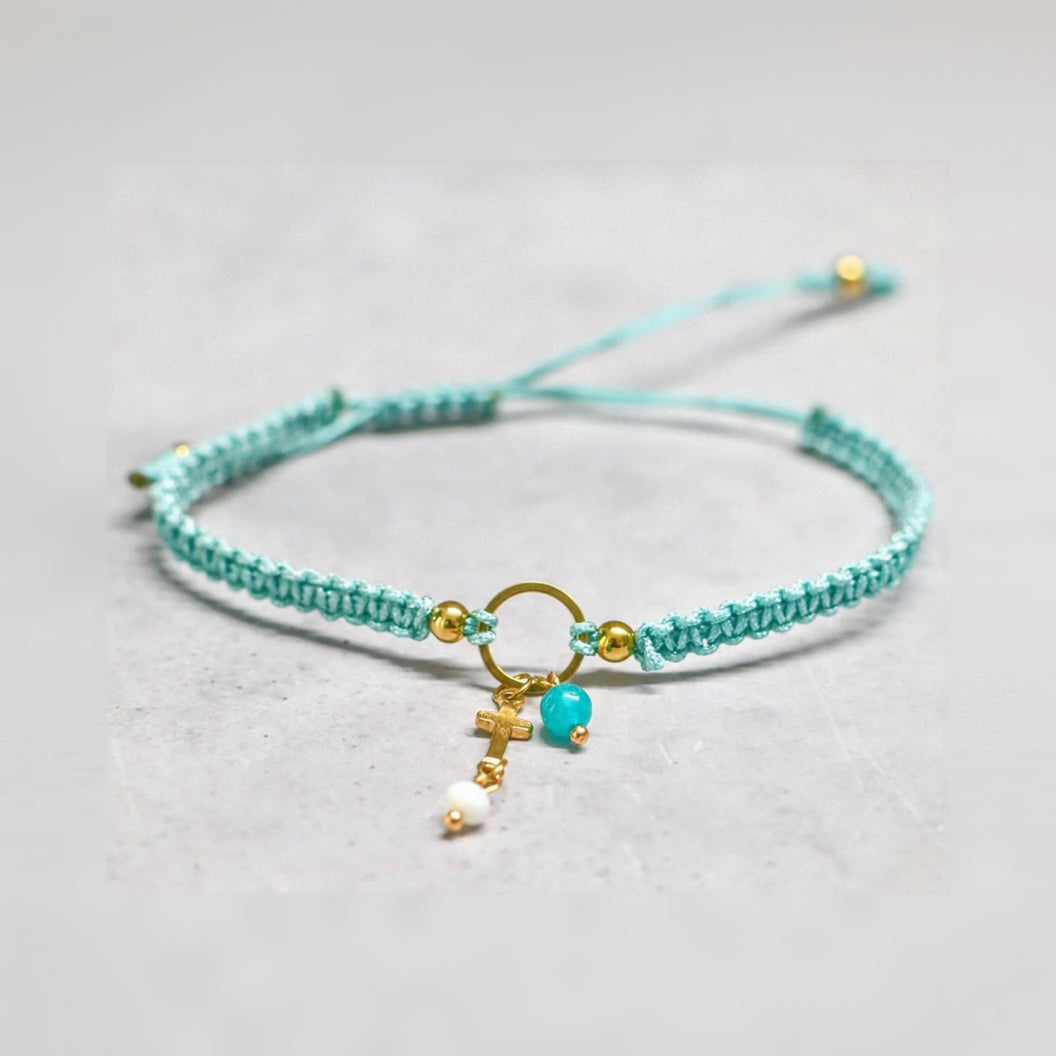 SKY CROSS | Macramé armband | lichtblauw | kruis | goud