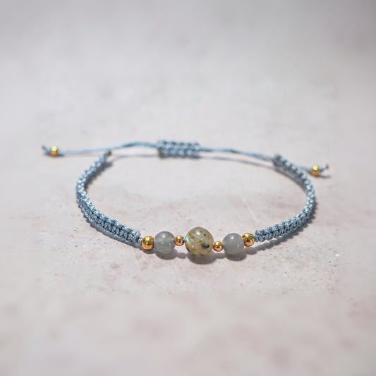 MISTY SKY | Macramé armband | grijsblauw | goud